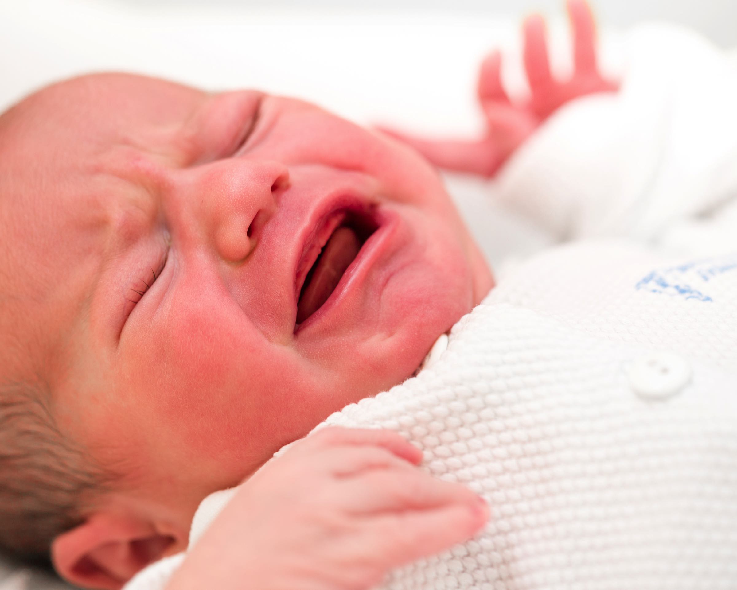 Когда заканчиваются колики у новорожденных. Запор у новорожденного фото. Виды плача новорожденного.