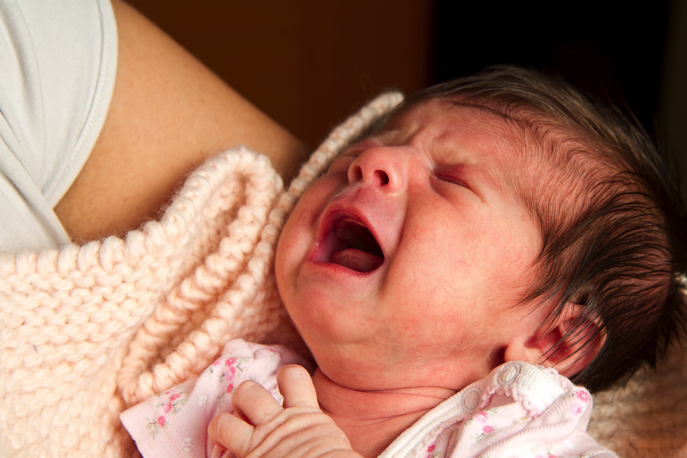 Почему новорожденный постоянно плачет